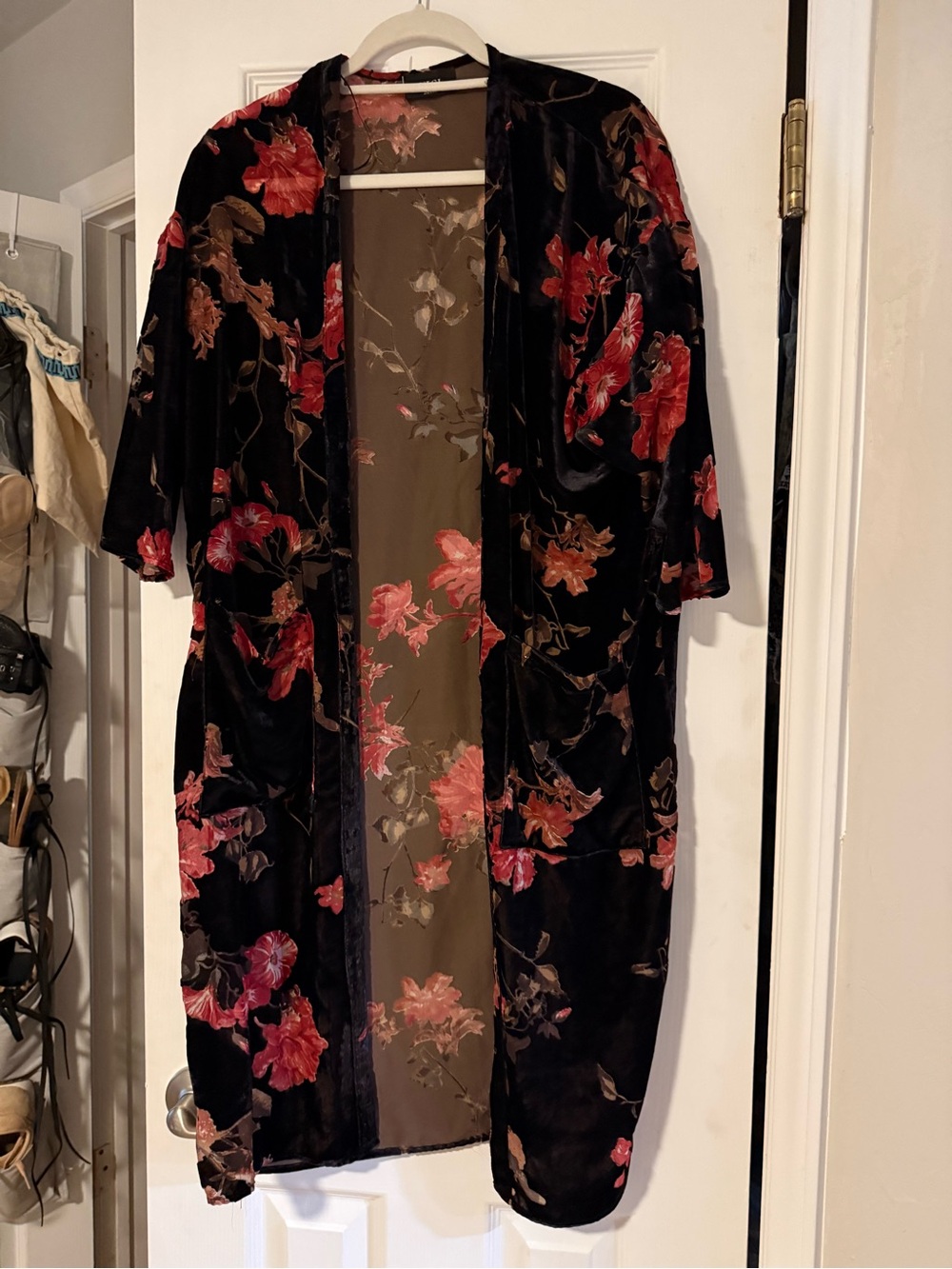 Women's Black Floral Velvet Kimono